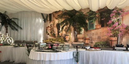 Hochzeit - Parkplatz: Busparkplatz - Passail - Unser Karibisch angehauchtes Hochzeitsbuffet, wohl eines der wenigen in der Oststeiermark die so elegant und reichhaltig hergerichtet werden.  - Flasch City am Freizeitsee