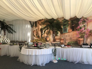 Hochzeitslocation: Unser Karibisch angehauchtes Hochzeitsbuffet, wohl eines der wenigen in der Oststeiermark die so elegant und reichhaltig hergerichtet werden.  - Flasch City am Freizeitsee