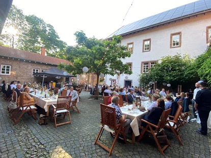 Matrimonio - Flonheim - Feierlaune im Innenhof - Felsenmühle Neuleiningen