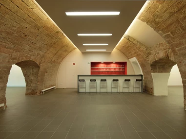 Hochzeitslocation: Der Gewölbekeller mit Bar ohne Dekoration. - Hohenstaufensaal