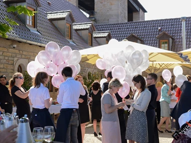 Hochzeitslocation: Der Sekptempfang auf der Terrasse. - Deutsches Weintor Restaurant