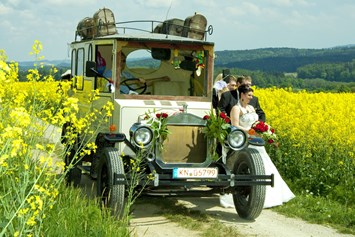 Hochzeit: Oldtimer-Cabrio-Bus - Hotel und Restaurant Lochmühle