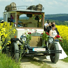 Hochzeit: Oldtimer-Cabrio-Bus - Hotel und Restaurant Lochmühle