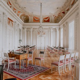 Hochzeit: Festsaal - Bestuhlung für eine Trauung - Schloss Friedrichsfelde