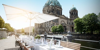 Hochzeit - Art der Location: Restaurant - Berlin-Stadt Friedrichshain - Außenansicht mit Blick auf den Berliner Dom - A Tavola