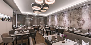 Hochzeit - PLZ 80997 (Deutschland) - Unser Hauptrestaurant mit Platz für 40 Personen. Durchgang zum Bistro-Bereich kann geöffnet werden. Bestuhlung kann je nach den Wünschen eingerichtet werden. - ESSENCE Restaurant & Lounge