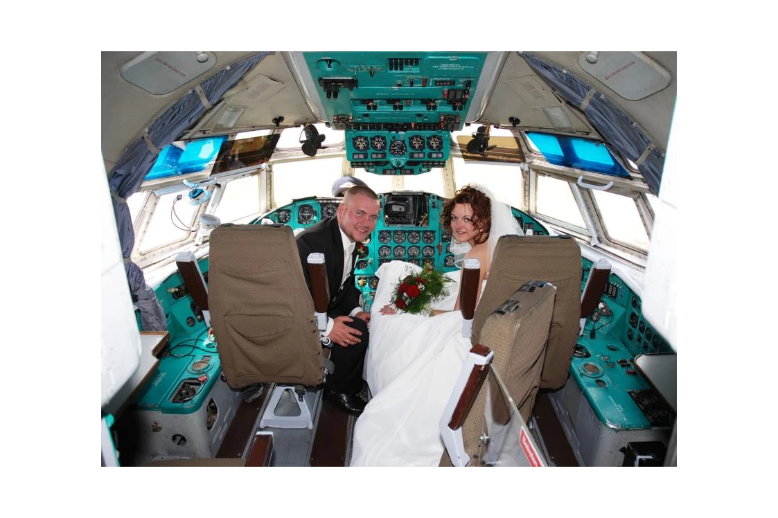 Hochzeit: Brautpaar im Cockpit - Flugzeug IL 62 "Lady Agnes - Otto-Lilienthal-Verein Stölln