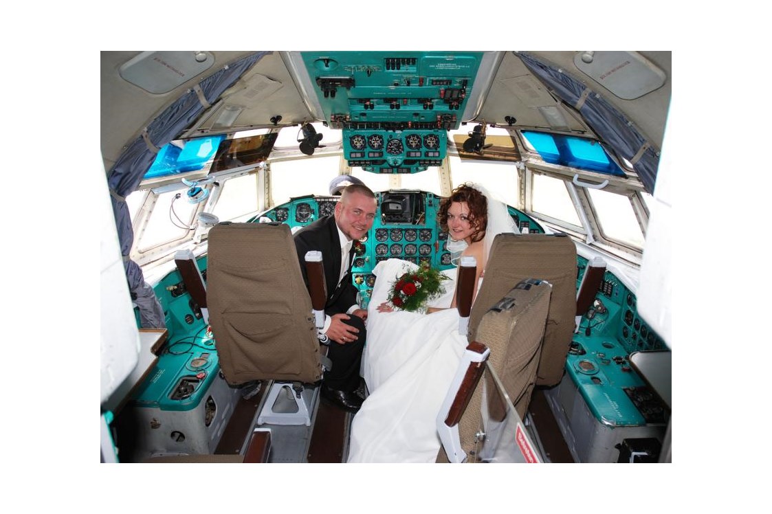 Hochzeit: Brautpaar im Cockpit - Flugzeug IL 62 "Lady Agnes - Otto-Lilienthal-Verein Stölln