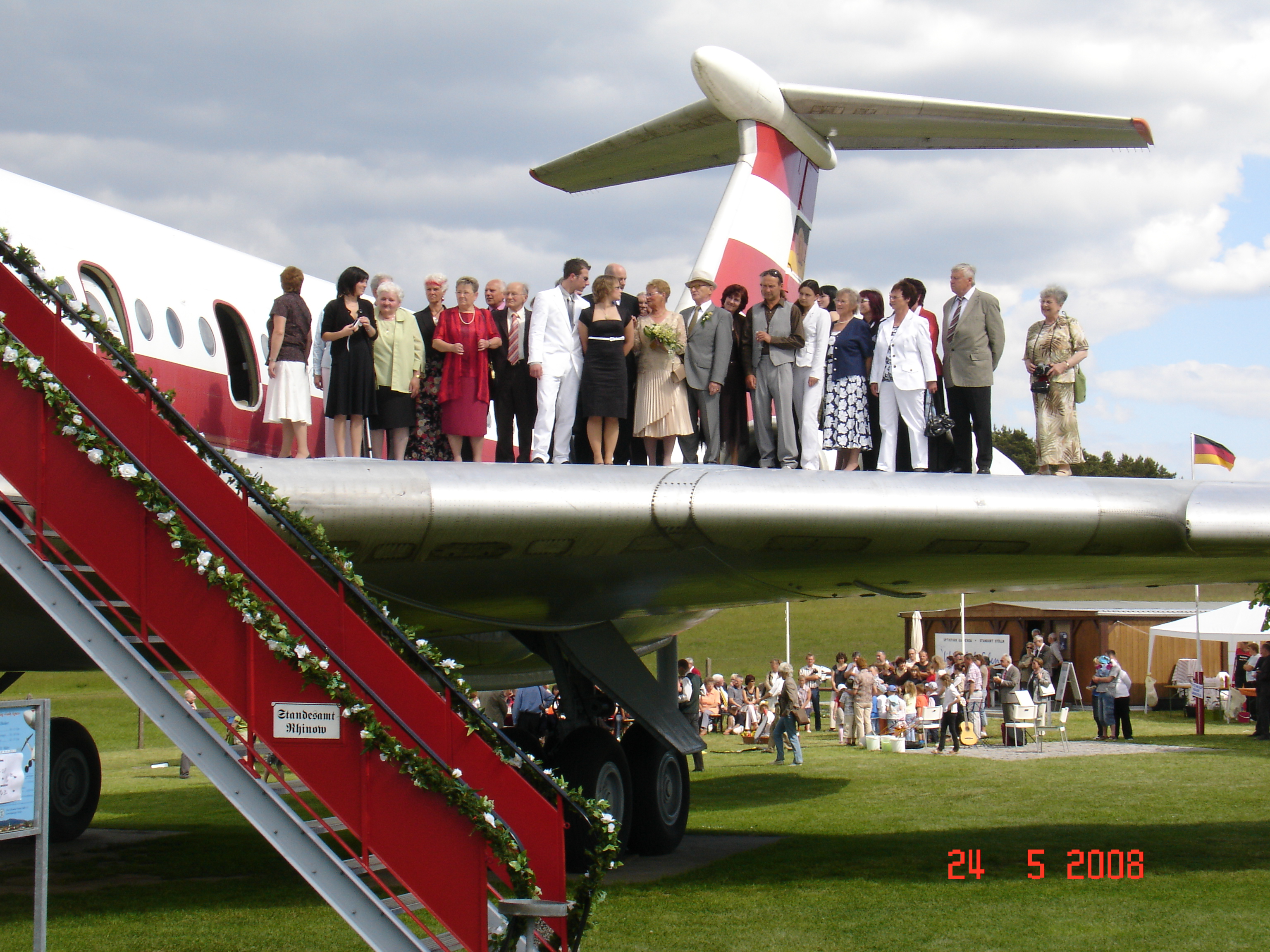 Hochzeitslocation: Hochzeitsgesellschaft auf der Tragfläche des Flugzeuges - Flugzeug IL 62 "Lady Agnes - Otto-Lilienthal-Verein Stölln