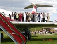 Hochzeit: Hochzeitsgesellschaft auf der Tragfläche des Flugzeuges - Flugzeug IL 62 "Lady Agnes - Otto-Lilienthal-Verein Stölln