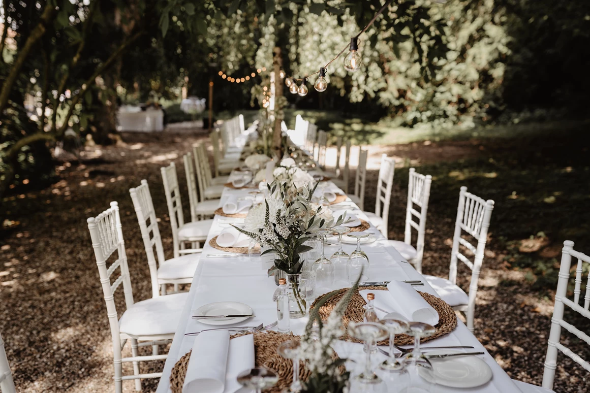 Hochzeitslocation: Burg Schaubeck - Weingut Graf Adelmann Hochzeit mit langer Tafel im englischen Parkbereich - Burg Schaubeck - Weingut Graf Adelmann
