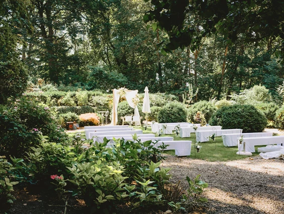 Hochzeitslocation: Burg Schaubeck - Weingut Graf Adelmann Hochzeit Freie Trauung im Rosengarten - Burg Schaubeck - Weingut Graf Adelmann