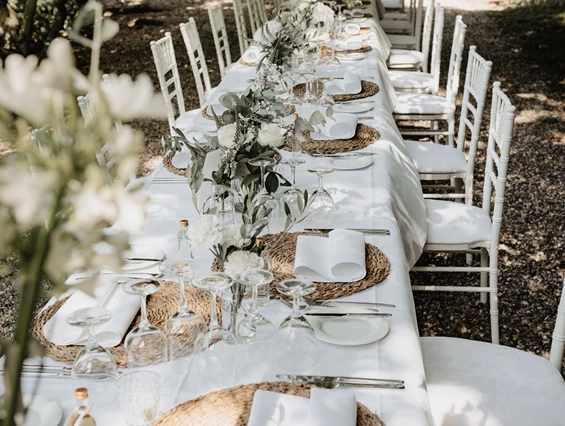 Hochzeitslocation: Burg Schaubeck - Weingut Graf Adelmann Hochzeit lange Tafel im englischen Park - Burg Schaubeck - Weingut Graf Adelmann