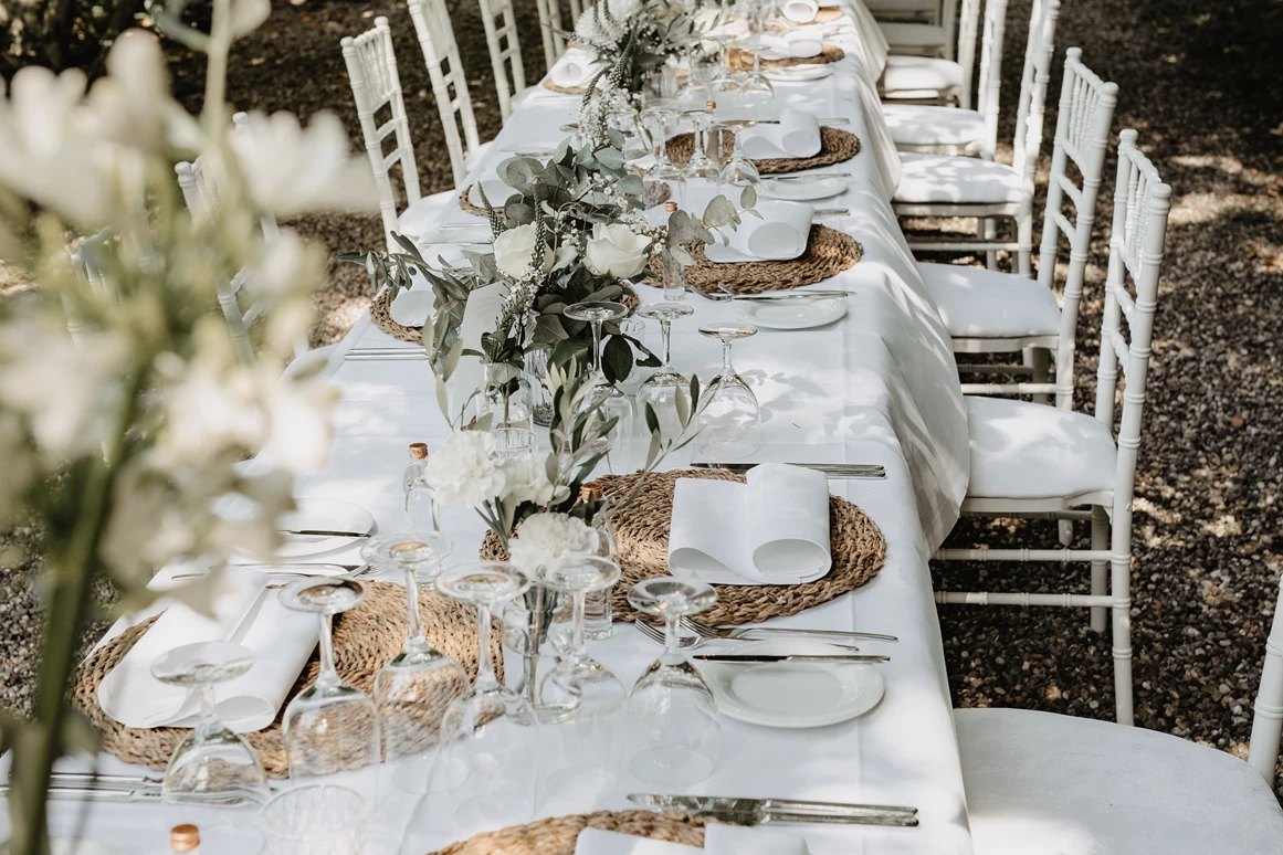 Hochzeitslocation: Burg Schaubeck - Weingut Graf Adelmann Hochzeit lange Tafel im englischen Park - Burg Schaubeck - Weingut Graf Adelmann