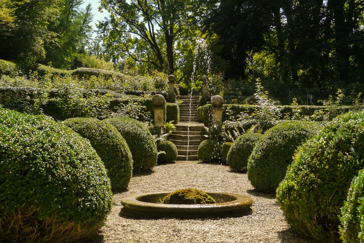 Hochzeitslocation: Burg Schaubeck - Weingut Graf Adelmann Springbrunnen im Rosengarten - Burg Schaubeck - Weingut Graf Adelmann