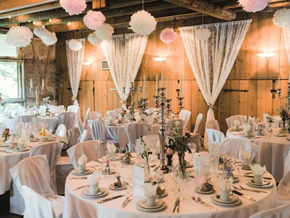 Hochzeit - Geeignet für: Private Feier (Taufe, Erstkommunion,...) - Leonberg (Böblingen) - Burg Schaubeck Ländliche Tenne Runde Tische - Burg Schaubeck - Weingut Graf Adelmann