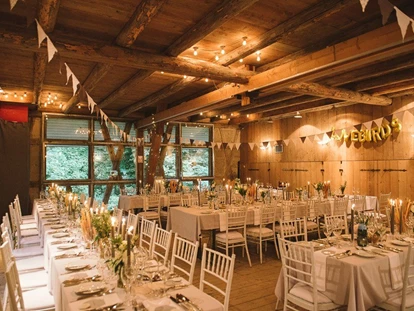 Hochzeit - Geeignet für: Private Feier (Taufe, Erstkommunion,...) - Leonberg (Böblingen) - Burg Schaubeck Ländliche Tenne Tafeln - Burg Schaubeck - Weingut Graf Adelmann