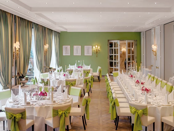Hochzeitslocation: Ein traumhaftes Ambiente für Ihre Hochzeit in Heidelberg verspricht unser Gartensaal. Seine Grün- und Weiß-Töne versprühen sommerliches Flair und Heiterkeit. Hier erleben Sie eine märchenhafte Hochzeitsfeier mit bis zu 100 Gästen. Auf Wunsch lässt sich der Gartensaal in zwei Räume unterteilen – ideal, wenn Sie die Tanzfläche vom Bankettbereich separieren möchten. Bei schönem Wetter lassen sich die großen Fensterscheiben komplett in den Boden versenken und Sie können im mediterran gestalteten Innengarten flanieren. - Hotel Europäischer Hof Heidelberg