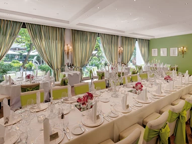 Hochzeitslocation: Ein traumhaftes Ambiente für Ihre Hochzeit in Heidelberg verspricht unser Gartensaal. Seine Grün- und Weiß-Töne versprühen sommerliches Flair und Heiterkeit. Hier erleben Sie eine märchenhafte Hochzeitsfeier mit bis zu 100 Gästen. Auf Wunsch lässt sich der Gartensaal in zwei Räume unterteilen – ideal, wenn Sie die Tanzfläche vom Bankettbereich separieren möchten. Bei schönem Wetter lassen sich die großen Fensterscheiben komplett in den Boden versenken und Sie können im mediterran gestalteten Innengarten flanieren. - Hotel Europäischer Hof Heidelberg