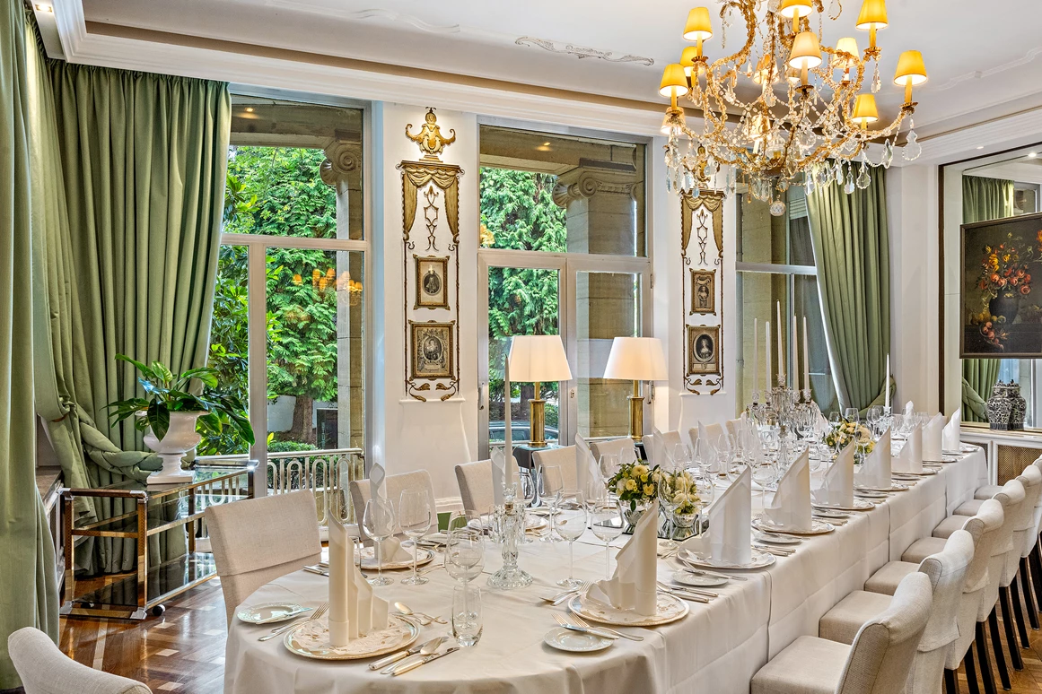 Hochzeitslocation: Das Kaminzimmer ist die ideale Räumlichkeit für Hochzeitsempfänge, festliche Abendessen und stilvolle Festlichkeiten im kleineren Kreis. In der eleganten und charmanten Atmosphäre des Kaminzimmers werden Feiern und Hochzeiten in Heidelberg zum unvergesslichen Erlebnis. - Hotel Europäischer Hof Heidelberg