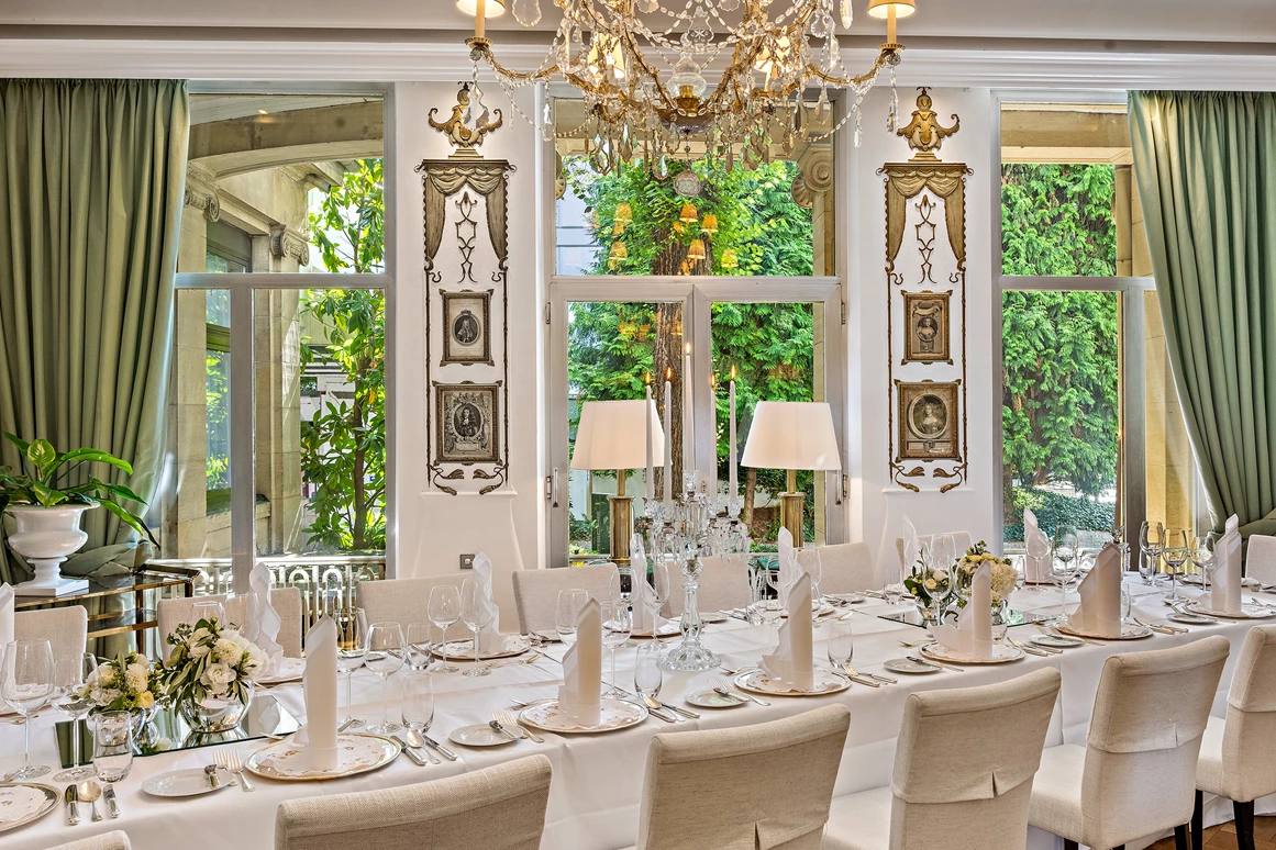 Hochzeitslocation: Das Kaminzimmer ist die ideale Räumlichkeit für Hochzeitsempfänge, festliche Abendessen und stilvolle Festlichkeiten im kleineren Kreis. In der eleganten und charmanten Atmosphäre des Kaminzimmers werden Feiern und Hochzeiten in Heidelberg zum unvergesslichen Erlebnis. - Hotel Europäischer Hof Heidelberg