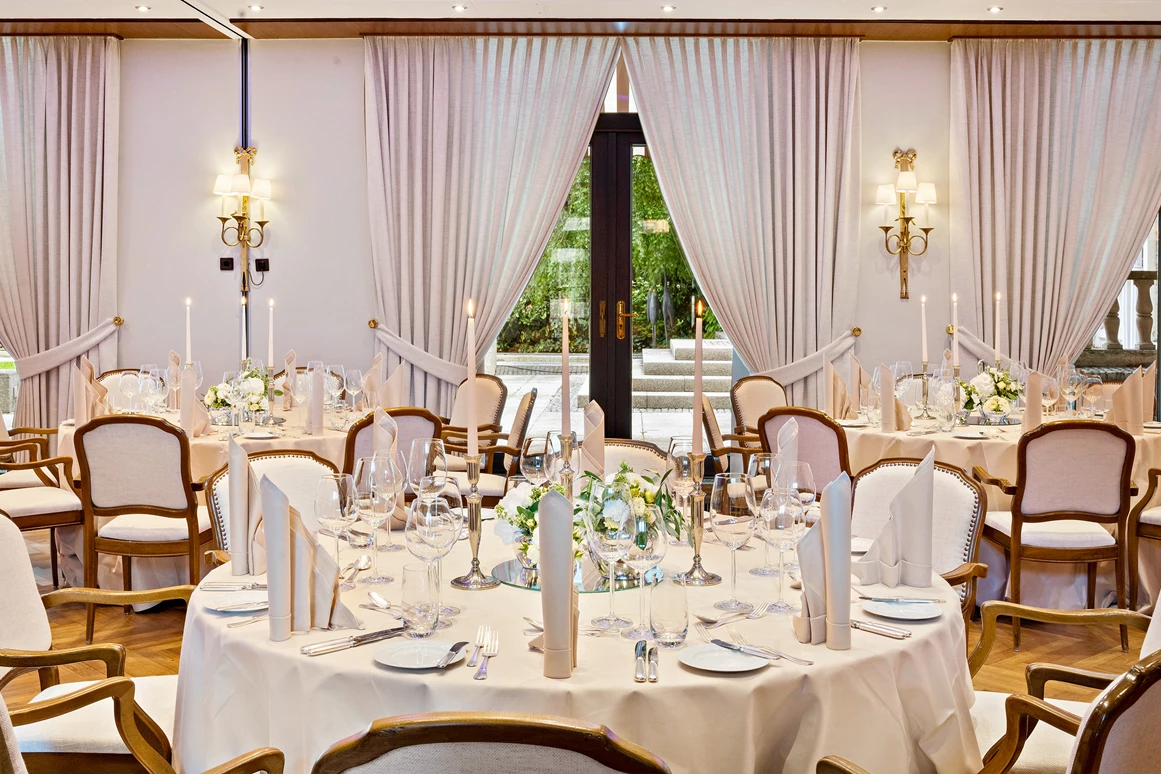 Hochzeitslocation: Hier finden Traumhochzeiten und unvergessliche Feste statt: Der Pfalzgrafensaal mit seinem imposanten Kronleuchter bietet Platz für 100 Personen. - Hotel Europäischer Hof Heidelberg