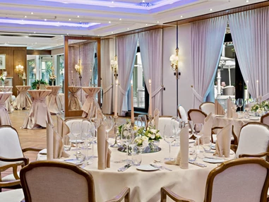 Hochzeitslocation: Hier finden Traumhochzeiten und unvergessliche Feste statt: Der Pfalzgrafensaal mit seinem imposanten Kronleuchter bietet Platz für 100 Personen. - Hotel Europäischer Hof Heidelberg