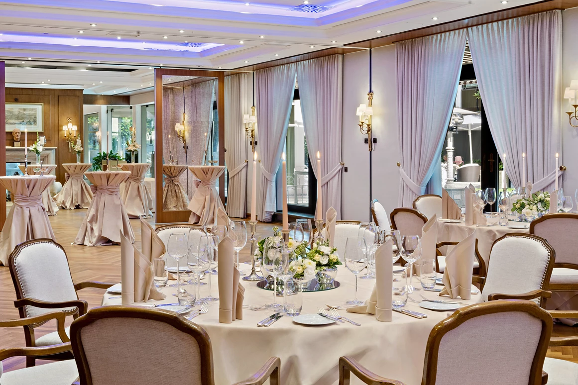 Hochzeitslocation: Hier finden Traumhochzeiten und unvergessliche Feste statt: Der Pfalzgrafensaal mit seinem imposanten Kronleuchter bietet Platz für 100 Personen. - Hotel Europäischer Hof Heidelberg