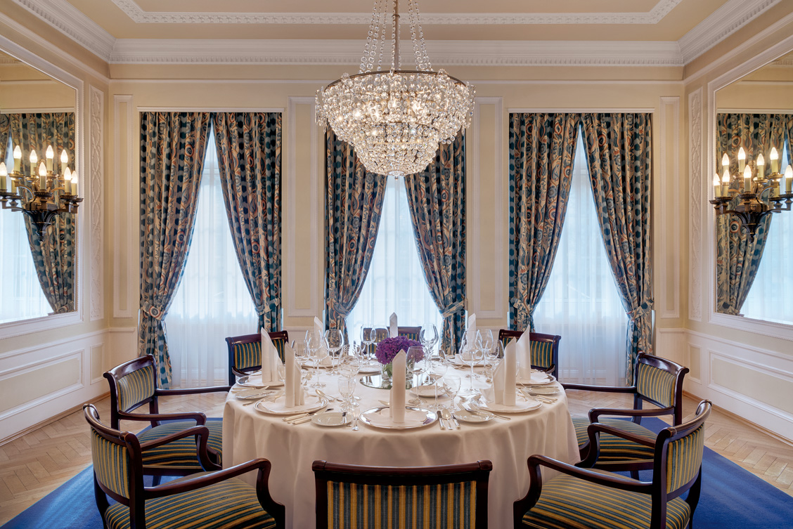 Hochzeitslocation: Der Salon Ladenburg bietet den passenden Rahmen für Meetings jeglicher Art. Durch seine Lage im 1. Obergeschoss ist er prädestiniert als Tagungsraum für vertrauliche Führungskräfte-Sitzungen oder Boardmeetings. - Hotel Europäischer Hof Heidelberg