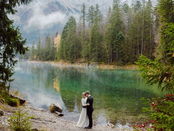 Hochzeitslocation: Das EIBSEE-Hotel in Garmisch-Partenkirchen lädt zu herrlichen Fotos an den Eibsee. - EIBSEE-Hotel