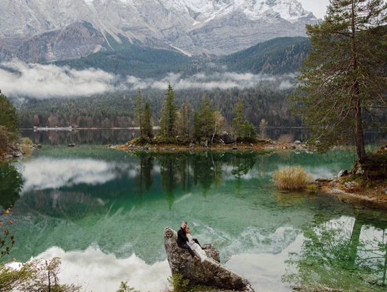 Hochzeitslocation: Brautpaarshooting am Eibsee in Garmisch-Partenkirchen. - EIBSEE-Hotel