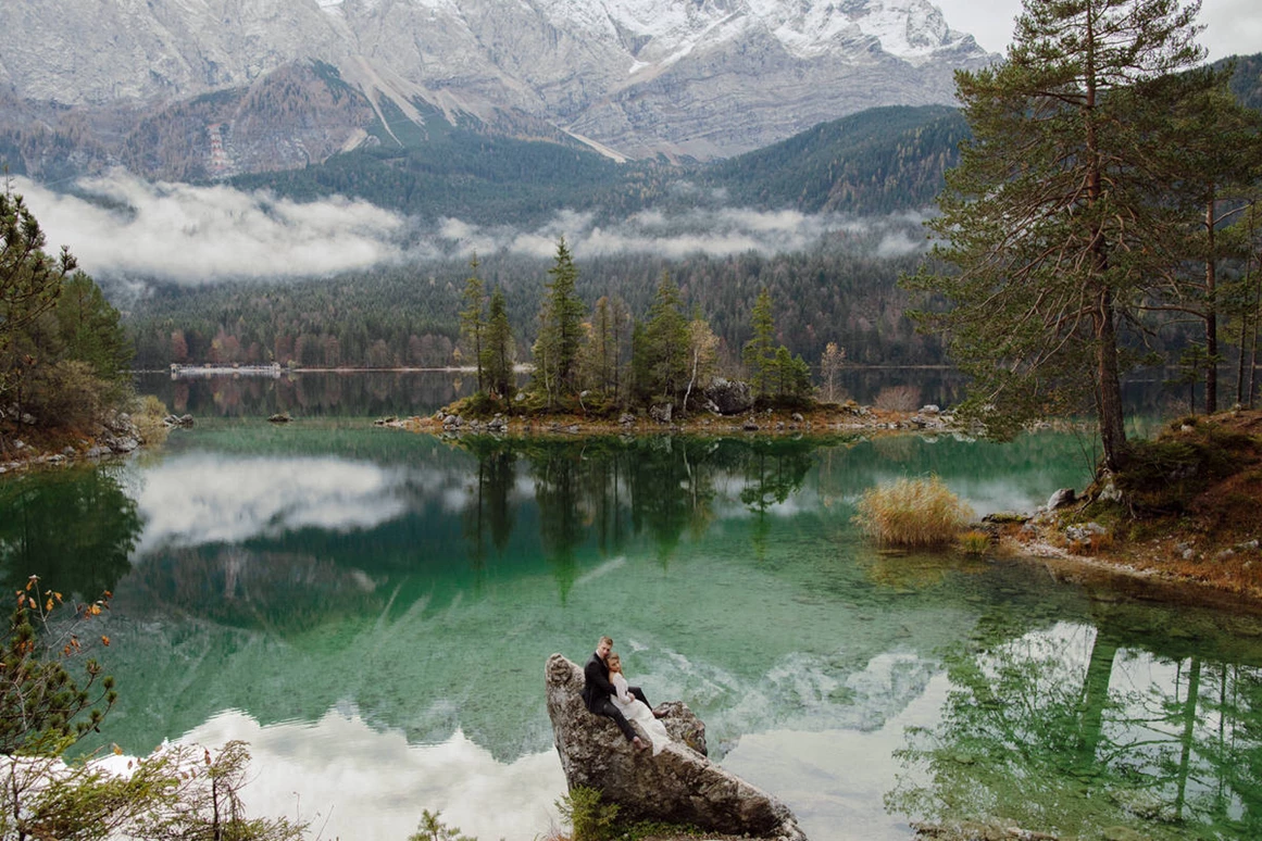 Hochzeitslocation: Brautpaarshooting am Eibsee in Garmisch-Partenkirchen. - EIBSEE-Hotel