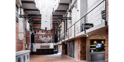 Bruiloft - Radebeul - Eventfläche mit Hebebühne und Blick auf die Haupt-Bar - Altes Pumpenhaus Dresden