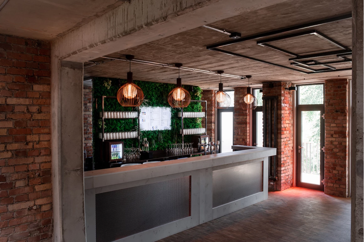 Hochzeit: Haupt-Bar, direkt neben der großen Eventfläche - Altes Pumpenhaus Dresden