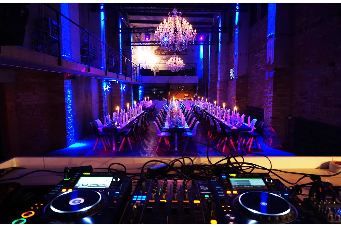 Hochzeit: Blick auf Eventfläche und Empore - Altes Pumpenhaus Dresden