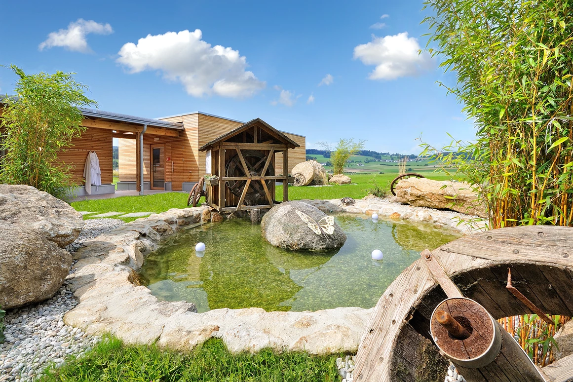 Hochzeitslocation: Der große Wellnessbereich des Falkensteiner Bad Leonfelden lädt ein paar Tage an die Hochzeitsfeier anzuhängen und entspannt ins Eheglück zu starten. - Falkensteiner Hotel & SPA Bad Leonfelden