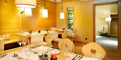 Matrimonio - Haslach an der Mühl - Im Festsaal des Falkensteiner Bad Leonfelden treffen Moderne und Rustikales auf einander und bieten eine ganz besondere Atmosphäre. - Falkensteiner Hotel & SPA Bad Leonfelden