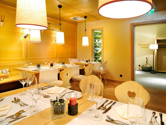 Hochzeitslocation: Im Festsaal des Falkensteiner Bad Leonfelden treffen Moderne und Rustikales auf einander und bieten eine ganz besondere Atmosphäre. - Falkensteiner Hotel & SPA Bad Leonfelden