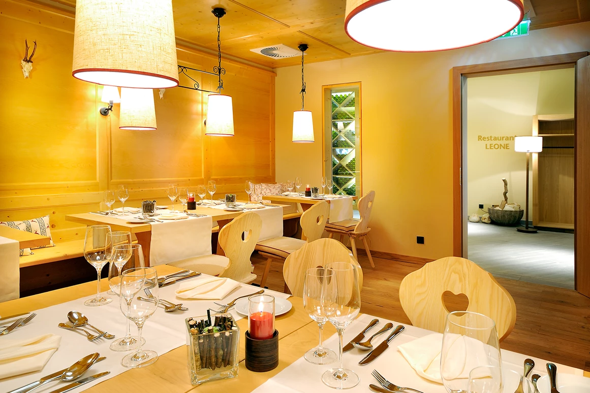 Hochzeitslocation: Im Festsaal des Falkensteiner Bad Leonfelden treffen Moderne und Rustikales auf einander und bieten eine ganz besondere Atmosphäre. - Falkensteiner Hotel & SPA Bad Leonfelden