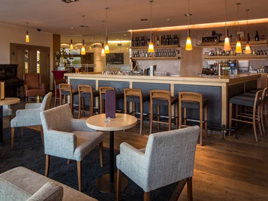Hochzeitslocation: An der Bar kann bis in die Morgenstunden gefeiert werden. - Falkensteiner Hotel & SPA Bad Leonfelden
