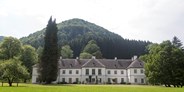 Hochzeit - Umgebung: im Park - Mostviertel - Das Schloss Ginselberg als TOP Hochzeitslocation in Niederösterreich. - Schloss Ginselberg
