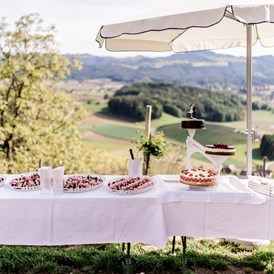 Hochzeit: Sweettable, Kuchen und Kaffee am Nachmittag mit Weitblick auf das Weingut Harkamp. - Weingartenhotel Harkamp