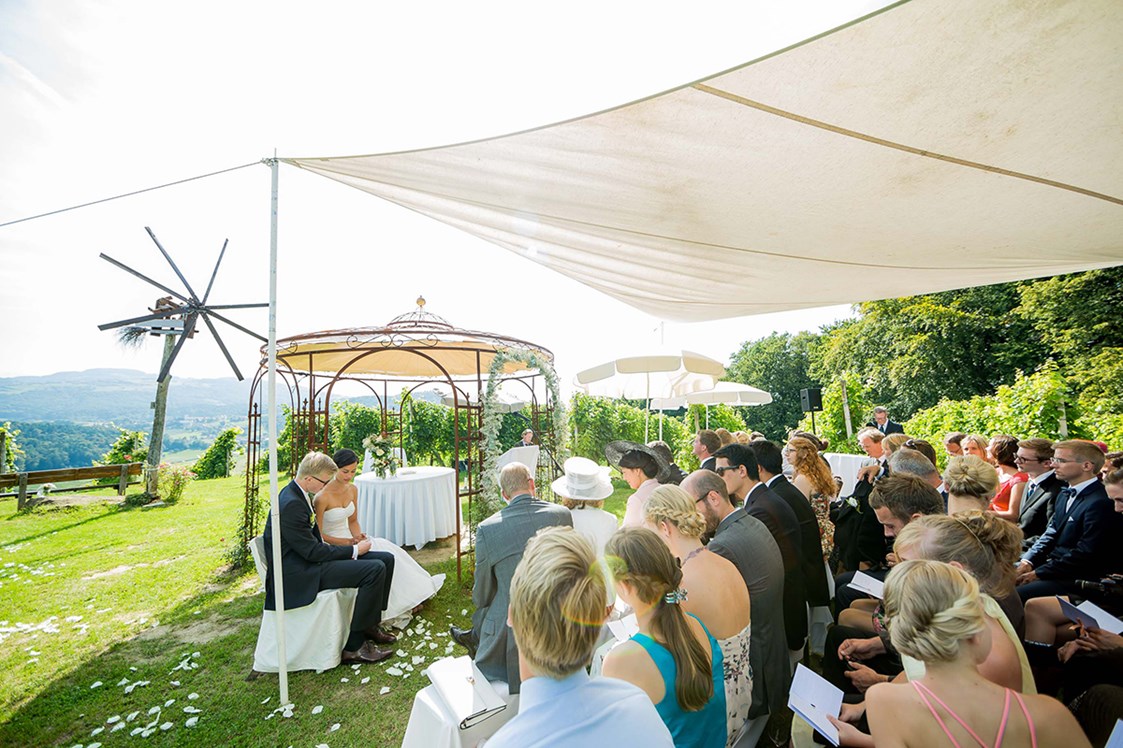 Hochzeit: Trauung unter freiem Himmel mitten im Weingarten. - Weingartenhotel Harkamp