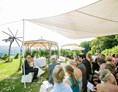 Hochzeit: Trauung unter freiem Himmel mitten im Weingarten. - Weingartenhotel Harkamp