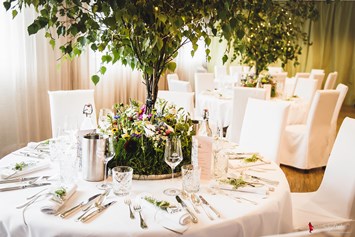Hochzeit: Tische im Weingartensaal - Weingartenhotel Harkamp