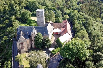 Hochzeit: Schloss Kransberg bietet Ihnen ein wunderschönes Ambiente für Ihre Hochzeitsfeier. 
Standesamtliche Trauungen sind im Rittersaal möglich und werden vom Standesamt Neu-Anspach/Usingen durchgeführt. - Schloss Kransberg