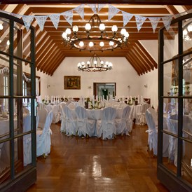 Hochzeit: Der Rittersaal hat sitzend Platz für bis zu 120 Personen... - Schloss Kransberg