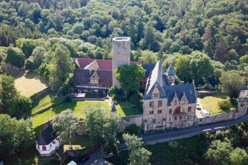 Hochzeit: Schloss Kranberg befindet sich mitten in der Natur des schönen Taunus  - Schloss Kransberg