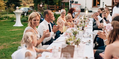 Hochzeit - Geeignet für: Eventlocation - Grambow (Nordwestmecklenburg) - Festtafel im Gutshausgarten - Gutshaus Alt Necheln
