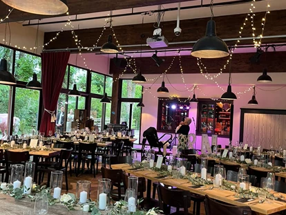 Wedding - Bad Sauerbrunn - Blick auf die Bühne im Wintergarten - Tolle Inszenierungen möglich - DIANE's Garden im RAHOFER Bräu